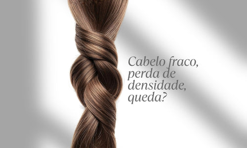 Mulher com queda de cabelo após os 40 anos, sinal de perda de densidade capilar