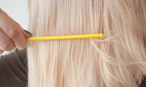 Cabelo louro danificado por madeixas e descoloração
