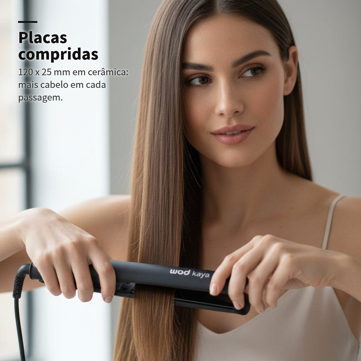 Mulher a alisar o cabelo com a prancha Kaya Wad de placas compridas